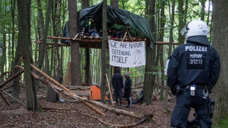 Activistas alemanes se atrincheran en un bosque amenazado por una autopista