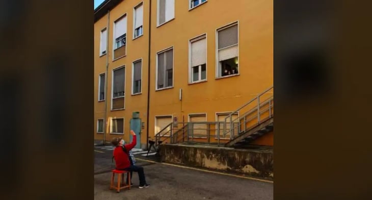 VIDEO VIRAL: Abuelito le lleva serenata a su esposa afuera de hospital en Italia