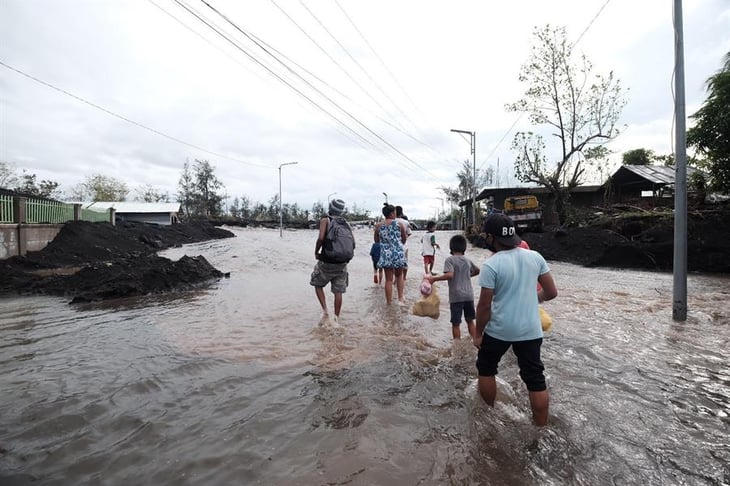 Al menos 39 muertos y 22 desaparecidos por tifón Vamco en Filipinas