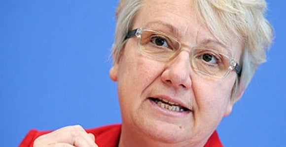 Ministra alemana renuncia a su título de doctora, salpicado por las dudas