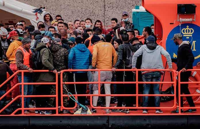 España rescata a cerca de 450 migrantes cuando navegaban hacia las Canarias