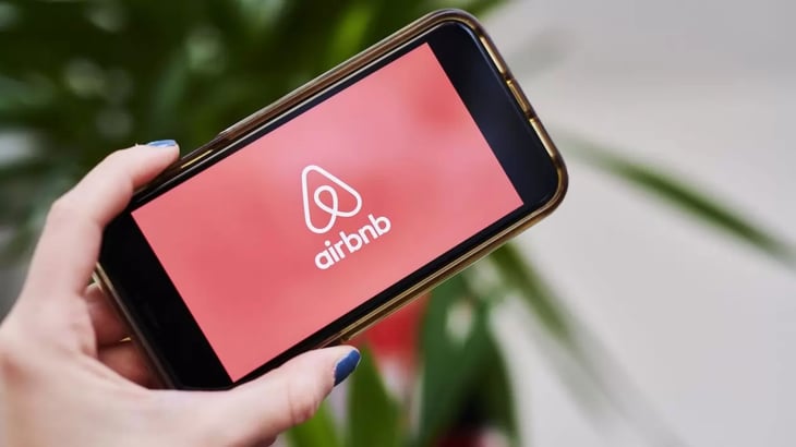 Ingresos de Airbnb caen un 32% a un mes de su salida a bolsa