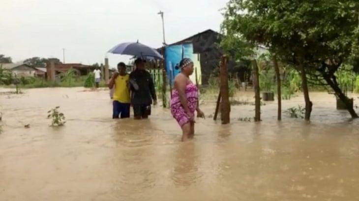 El huracán Iota sigue debilitándose pero aún produce fuertes inundaciones