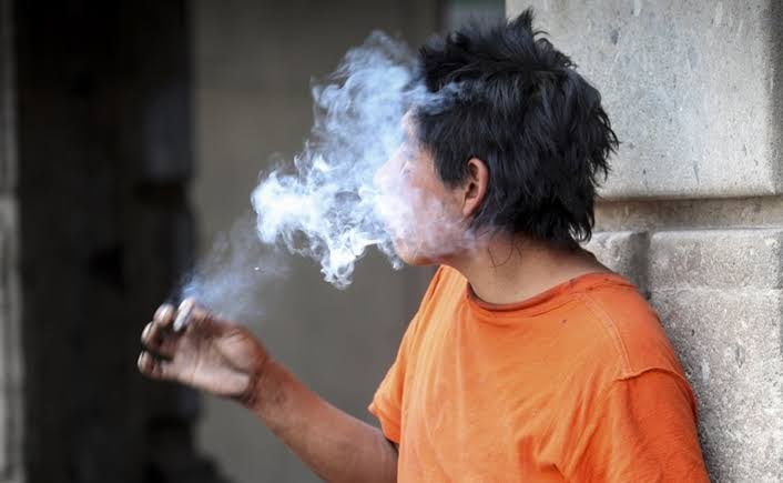 Si fumas, el COVID-19 ataca tres veces más a vías respiratorias