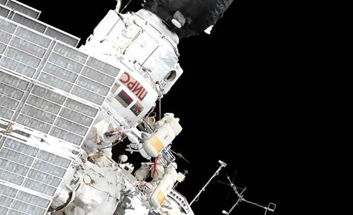 Los cosmonautas rusos inician caminata espacial de mantenimiento de la EEI