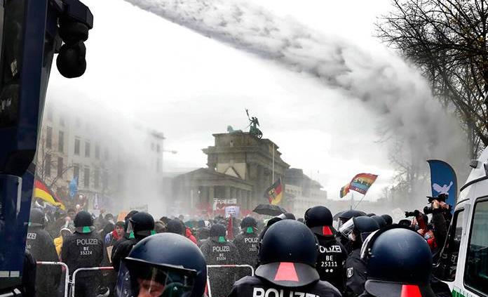 La policía alemana carga contra una protesta violenta por las restricciones