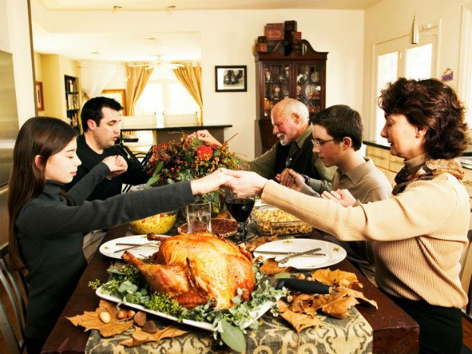 La fiestas de Acción de Gracias disparan las alarmas en EU en pleno repunte