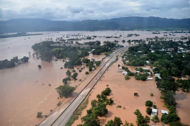 Bajan aguas en Honduras pero sigue el peligro por los daños que dejó Iota