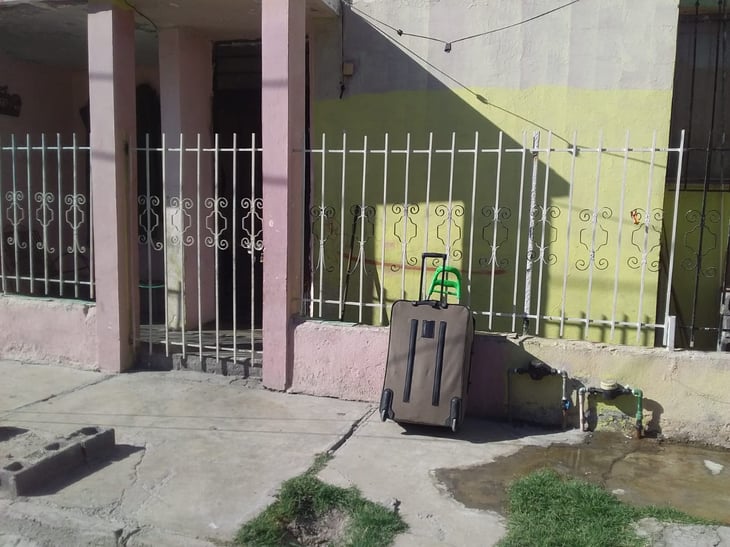En Monclova, mujer saca a la calle la ropa de su ex