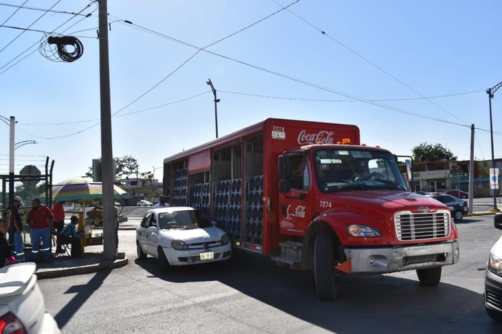Casi la prensa camión de refrescos en Monclova