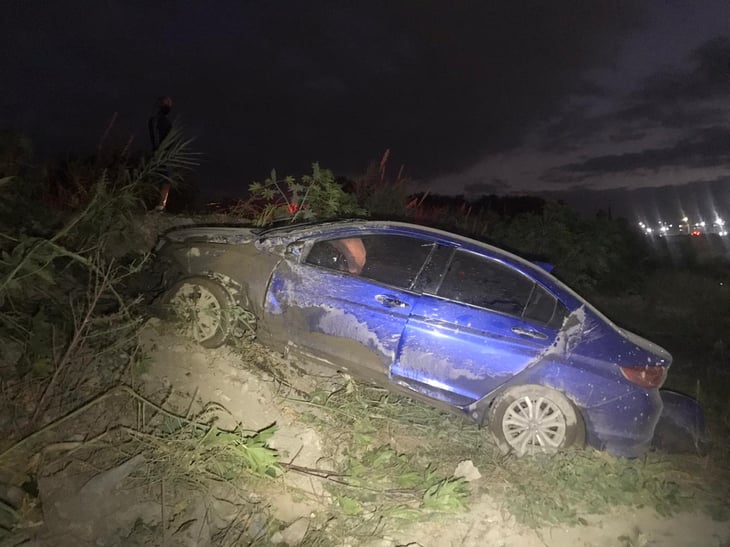 Cae al fondo del río y abandona vehículo en Monclova