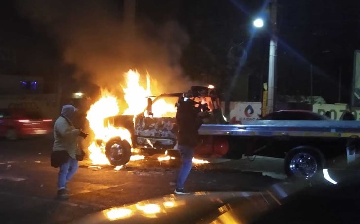 En Atizapán, choferes se enfrentan e incendian 5 vehículos