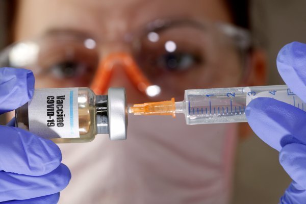Ecuador programa vacunar a nueve millones de personas contra el coronavirus