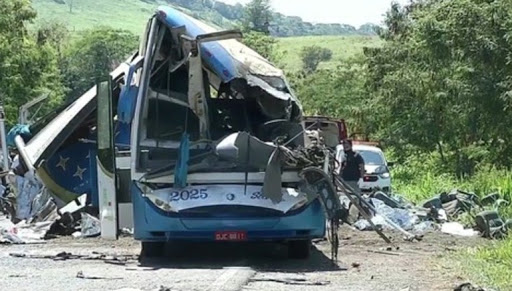 Al menos 40 muertos tras colisión entre un autobús y un camión en Brasil