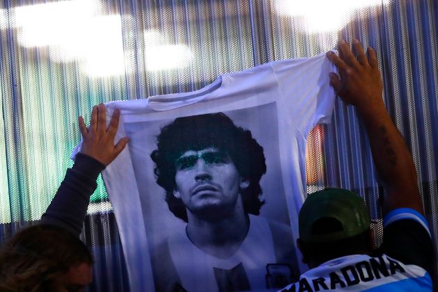 La Real Sociedad lamenta la muerte del 'eterno' y la 'leyenda' Maradona