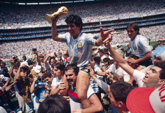 Maradona, el icono eterno que tocó el cielo y bajó al infierno
