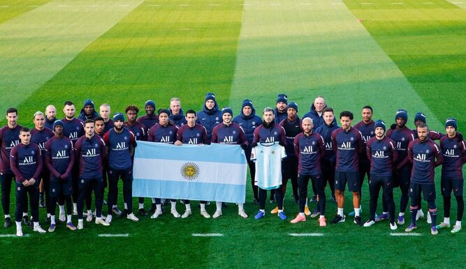 El PSG posa con una bandera argentina en homenaje a Maradona