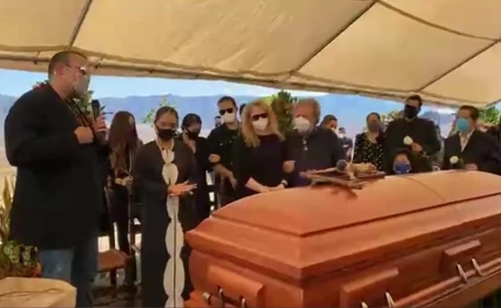 VIDEO: Pepe Aguilar se despide de su madre Flor Silvestre en emotivo funeral