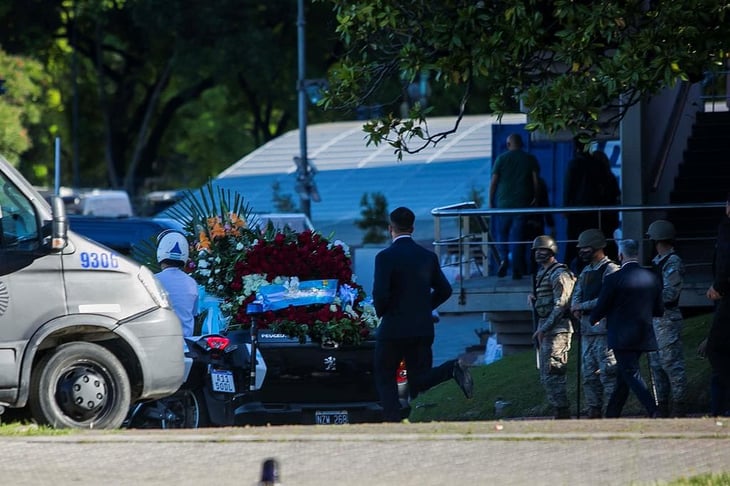 Restos de Maradona llegan al cementerio para su último adiós