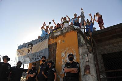 Vandalizan un grafiti de Maradona en el centro de entrenamiento del Santos