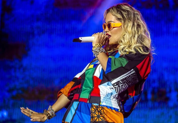 Rita Ora se disculpa por violar restricciones al festejar su 30 cumpleaños