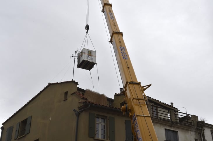 Un hombre de 300 kilos es evacuado de su casa en Francia con una grúa