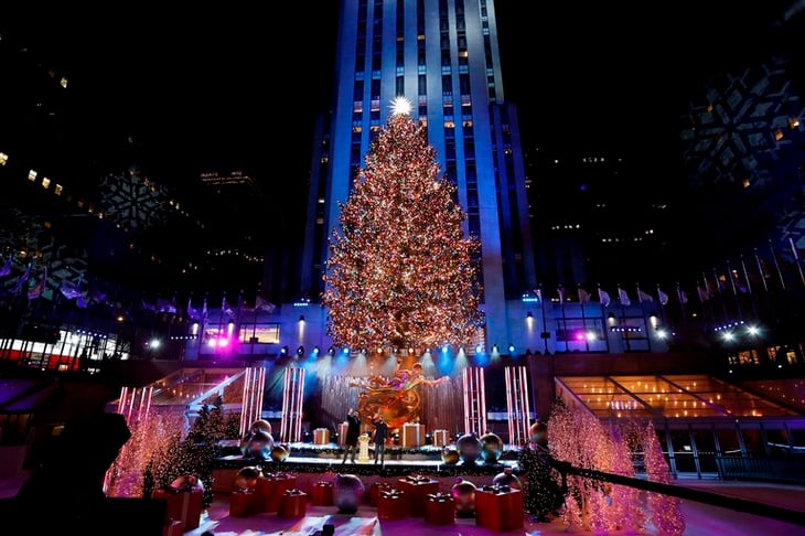 Nueva York inaugura época navideña con el encendido del árbol de Rockefeller