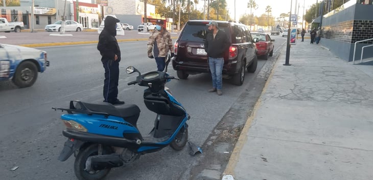 Un motociclista se estampa en vehículo en Monclova