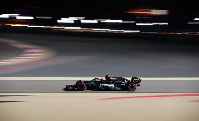 Russell domina con el coche de Hamilton, Sergio Pérez es duodécimo