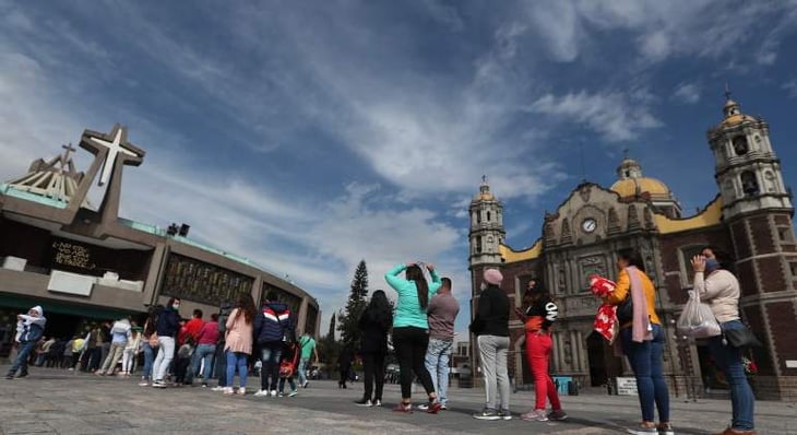 Mexicanos hacen fila en la Basílica de Guadalupe