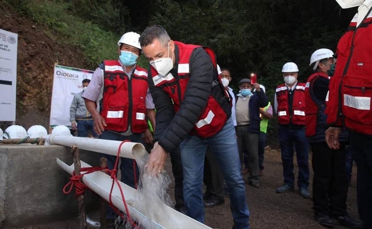 Gobernador de Oaxaca entrega obras hidráulicas
