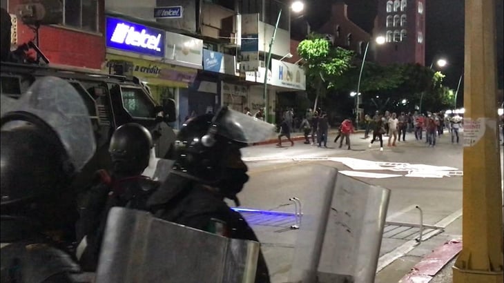 Policías desalojan a estudiantes normalistas en protesta de Chiapas