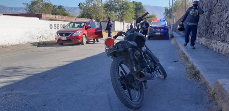 Ex policía derriba a un motociclista en Monclova