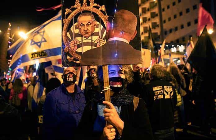Miles protestan contra Netanyahu mientras el Gobierno israelí se tambalea