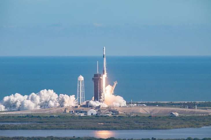 Se acopla con éxito a la EEI la nueva cápsula de carga de SpaceX