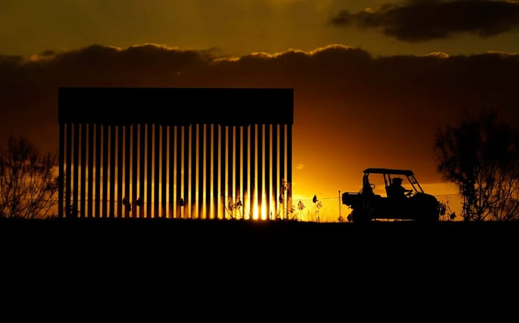 Mexicanos armados cuidaban el muro que construyó Trump