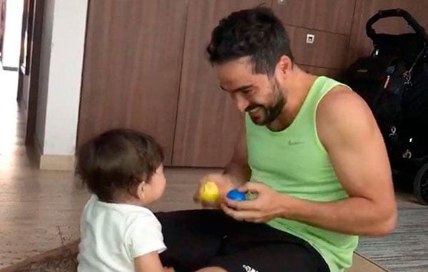 Alfonso Herrera presenta a su hijo Nico