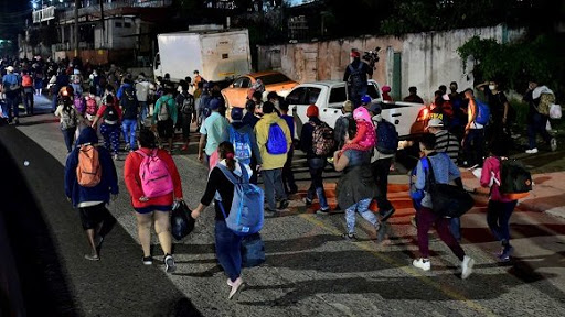 Una caravana de hondureños sale hacia EU tras el paso de Eta e Iota