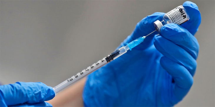 Casa Blanca pidió al jefe de la FDA que autorice hoy la vacuna o que dimita