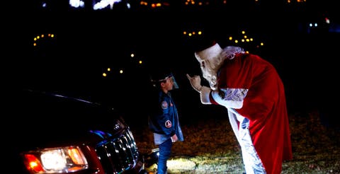Niños mexicanos disfrutan de luces navideñas desde el vehículo sin contagios