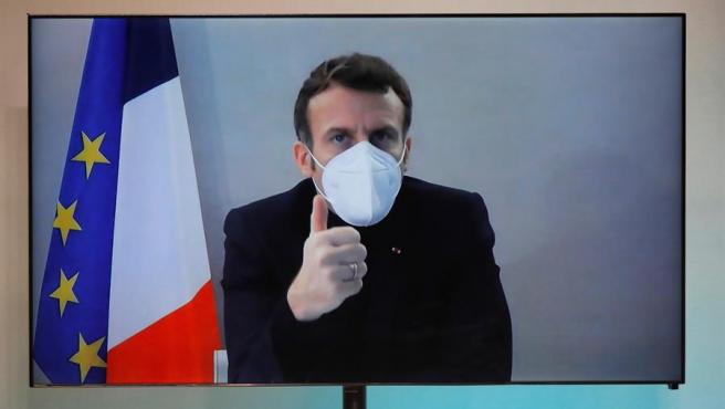 Macron tiene tos, cansancio y fiebre y se ha aislado fuera del Elíseo