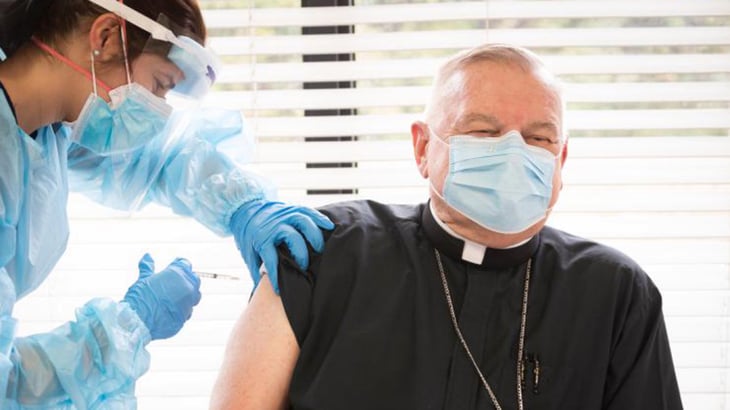 Arzobispo de Miami se vacuna contra el Covid-19
