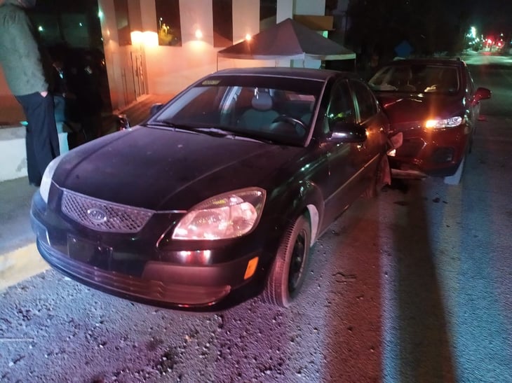 Ebria mujer choca auto estacionado en Monclova