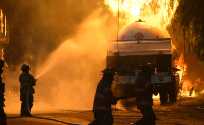 Se incendia pipa de gas LP en la autopista México-Pachuca