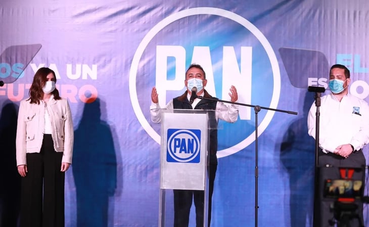 Francisco Pelayo solicita registro como precandidato del PAN