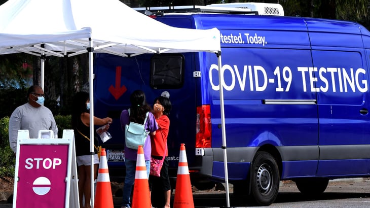 Florida confirma más de 8,400 casos nuevos de la covid-19