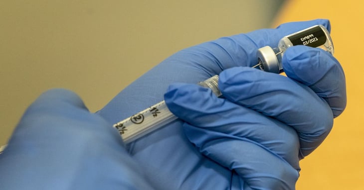 Sin “evidencias” de que la vacuna no funcione contra nueva cepa, según la EMA