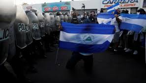 Detienen a un opositor que quemó bandera del FSLN y ondeaba la de Nicaragua