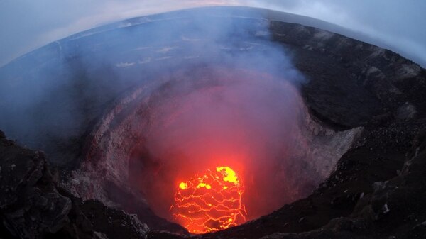 La erupción en el volcán Kilauea (Hawái) se estabiliza dentro del cráter