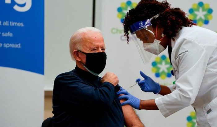 Biden recibe la vacuna covid en público: No hay nada de qué preocuparse